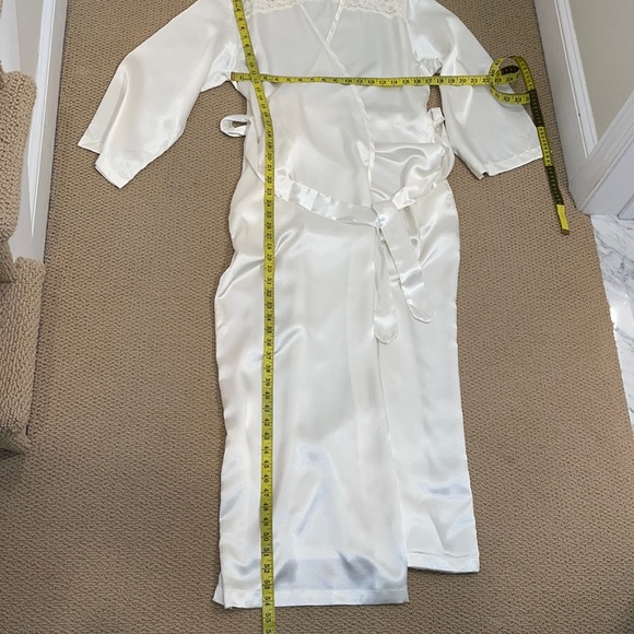 Robe, Valentino, ivory satin (poly) with lace. - Picture 7 of 11